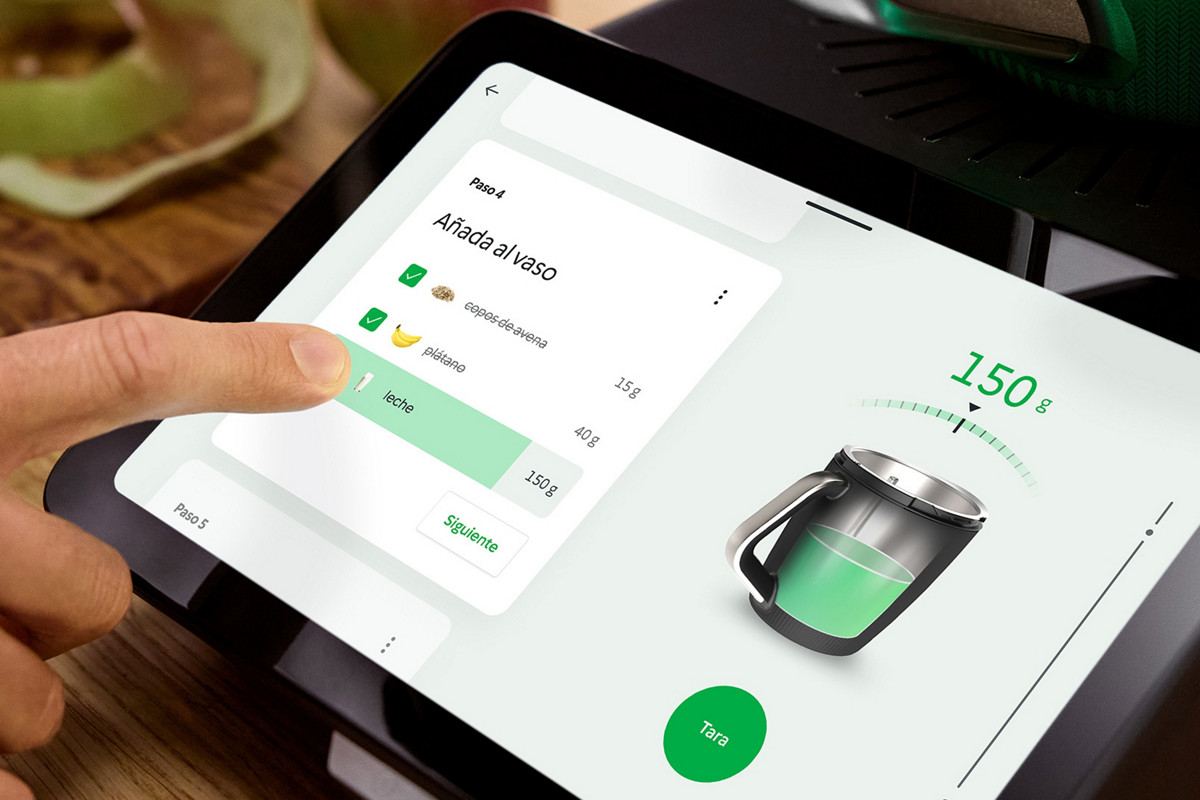 Añadiendo ingredientes al Thermomix TM7 con la báscula digital en pantalla